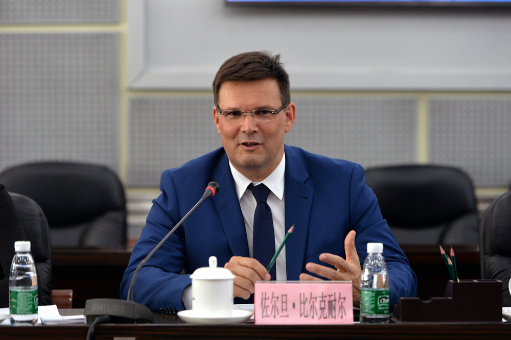 Strengthening scientific and technological relations with China Strengthening scientific and technological relations with China