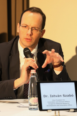 Dr. Szabó István az EOSC fórumon Dr. Szabó István az EOSC fórumon